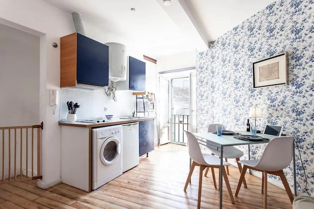 Alfama III - French Balcony And Smart Check-In location